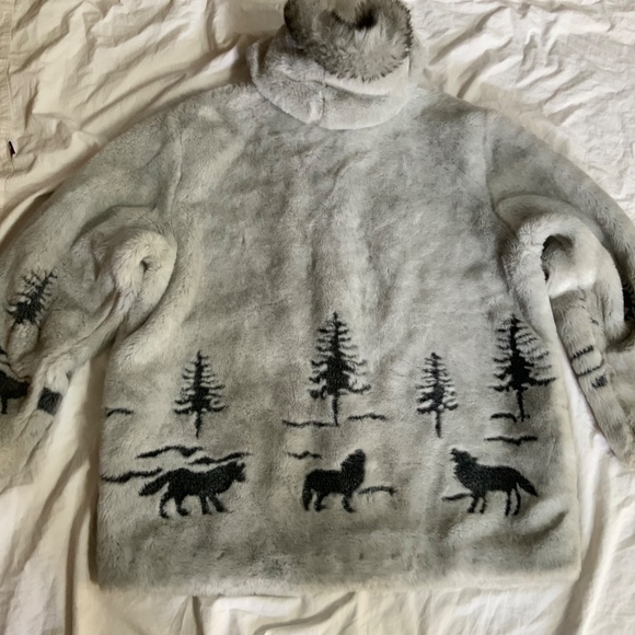 Vintage Northern Lifestyles Faux Fur Jacket in Large with Wolf and Tree Pattern - Picture 2 of 10